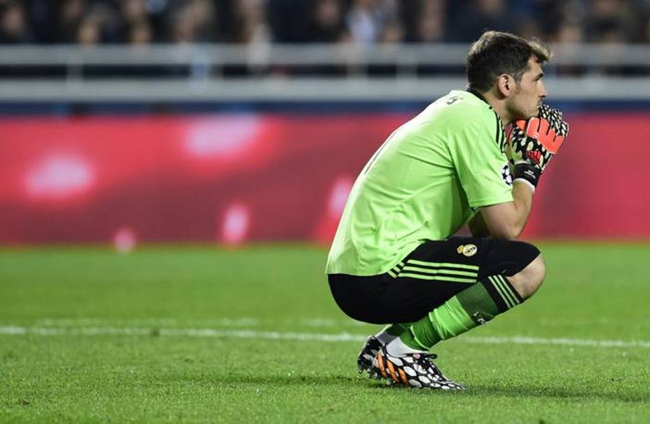 Iker Casillas segue con ansia gli ultimi attacchi del Real: una sconfitta 1-0 sarebbe sulla coscienza del portiere. Afp